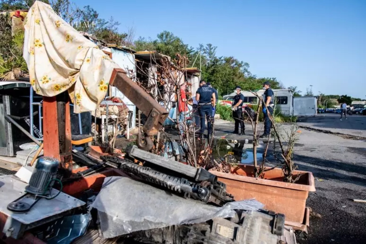 Legato, seminudo e scalzo alle 4 del mattino scappa dal campo rom di via Salviati a Roma: “Vogliono uccidermi”