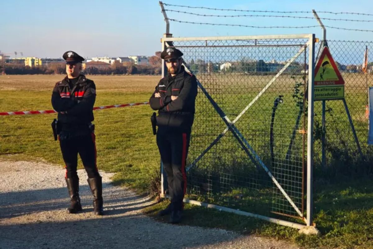 Due paracadutisti precipitano e muoiono durante un lancio, l’incidente forse ripreso da una telecamera