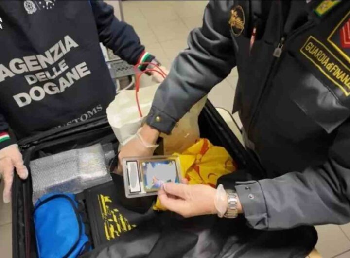 Carte Pokemon in valigia