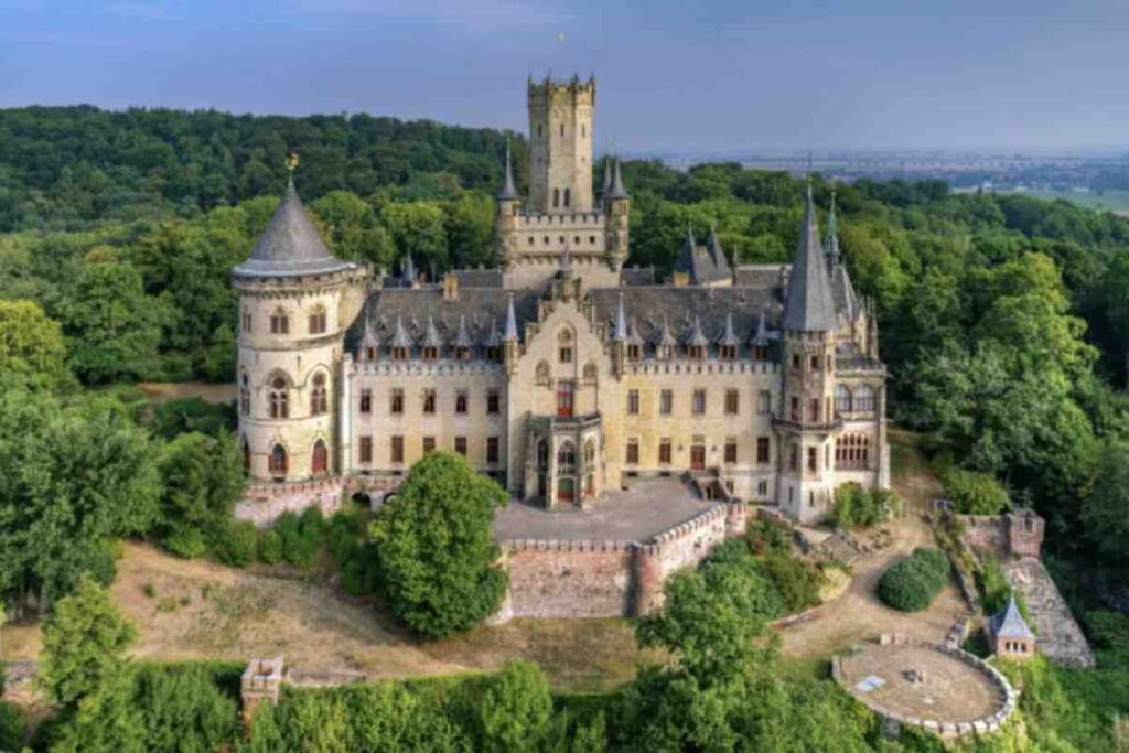 Parliamo del castello di Marienburg, dimora neogotica dal fascino unico, appartenuta alla famiglia reale von Hannover.