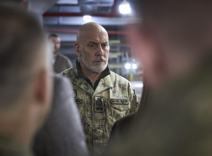 Guerra, tanti ne parlano, solo Putin la fa: ma ora il nostro generale fa la faccia feroce, nella foto L'ammiraglio Giuseppe Cavo Dragone