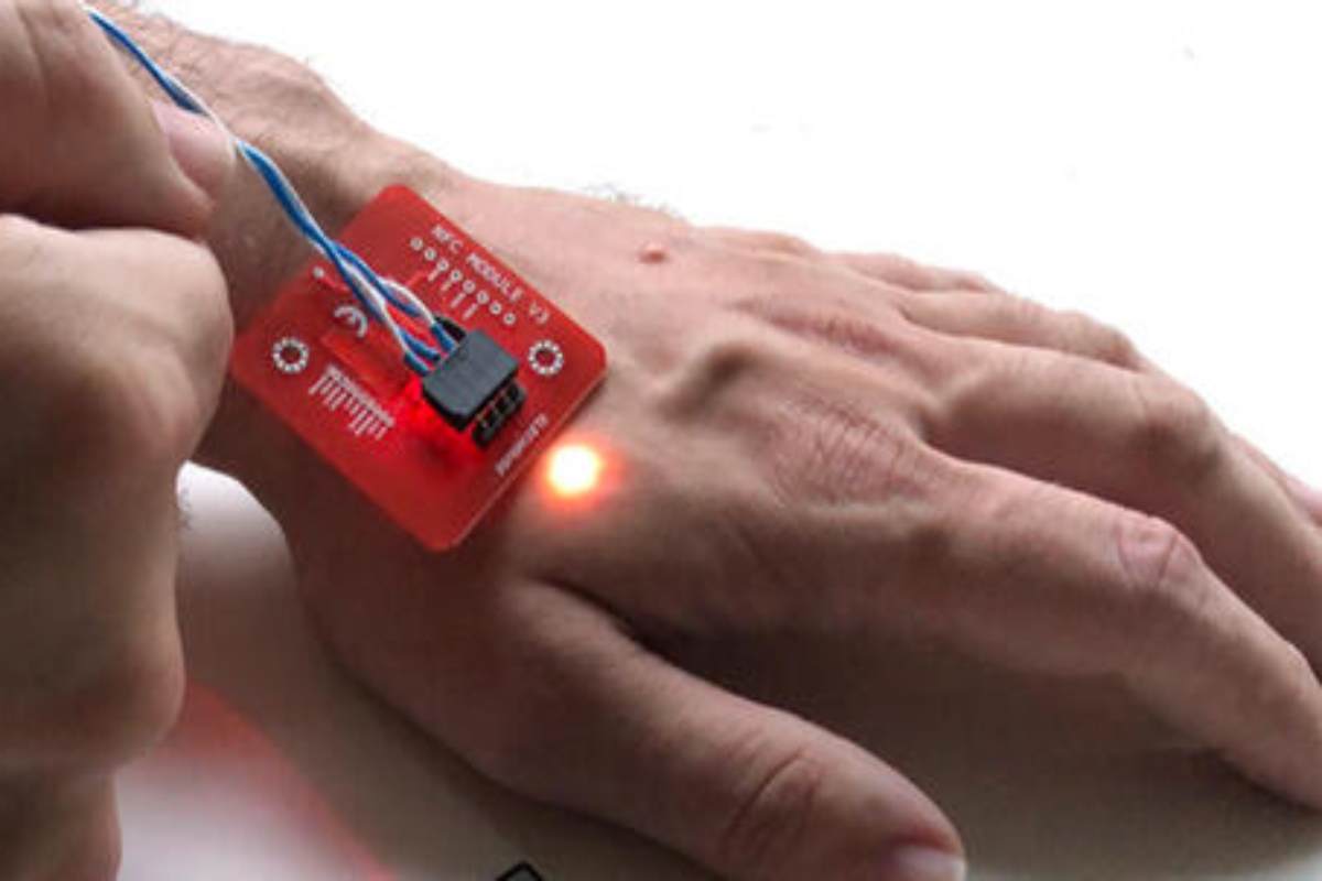 Il genio del giorno, il mago che si è fatto impiantare un chip nella mano per i suoi spettacoli ma si è dimenticato la password