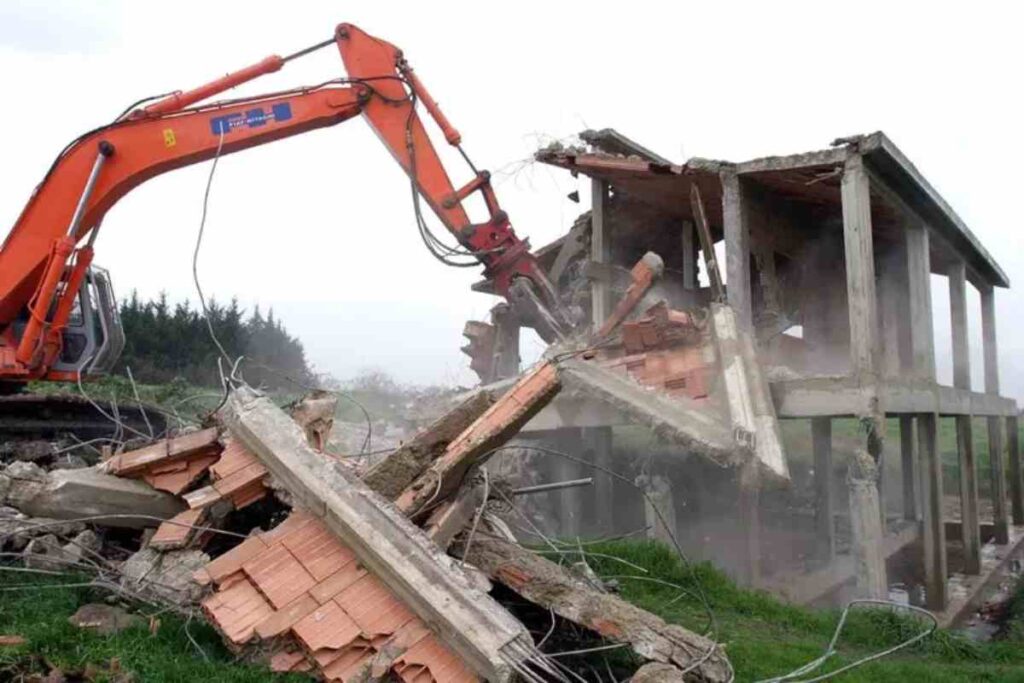 Casa abusiva che viene demolita