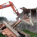 Casa abusiva che viene demolita
