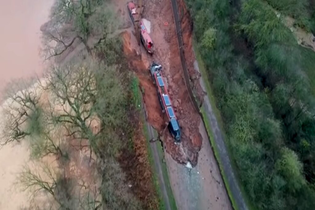 Il video del cratere che si è aperto in un canale in Inghilterra e ha inghiottito diverse imbarcazioni