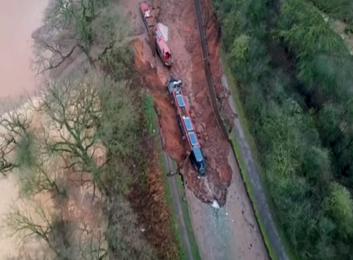 Il video del cratere che si è aperto in un canale in Inghilterra e ha inghiottito diverse imbarcazioni