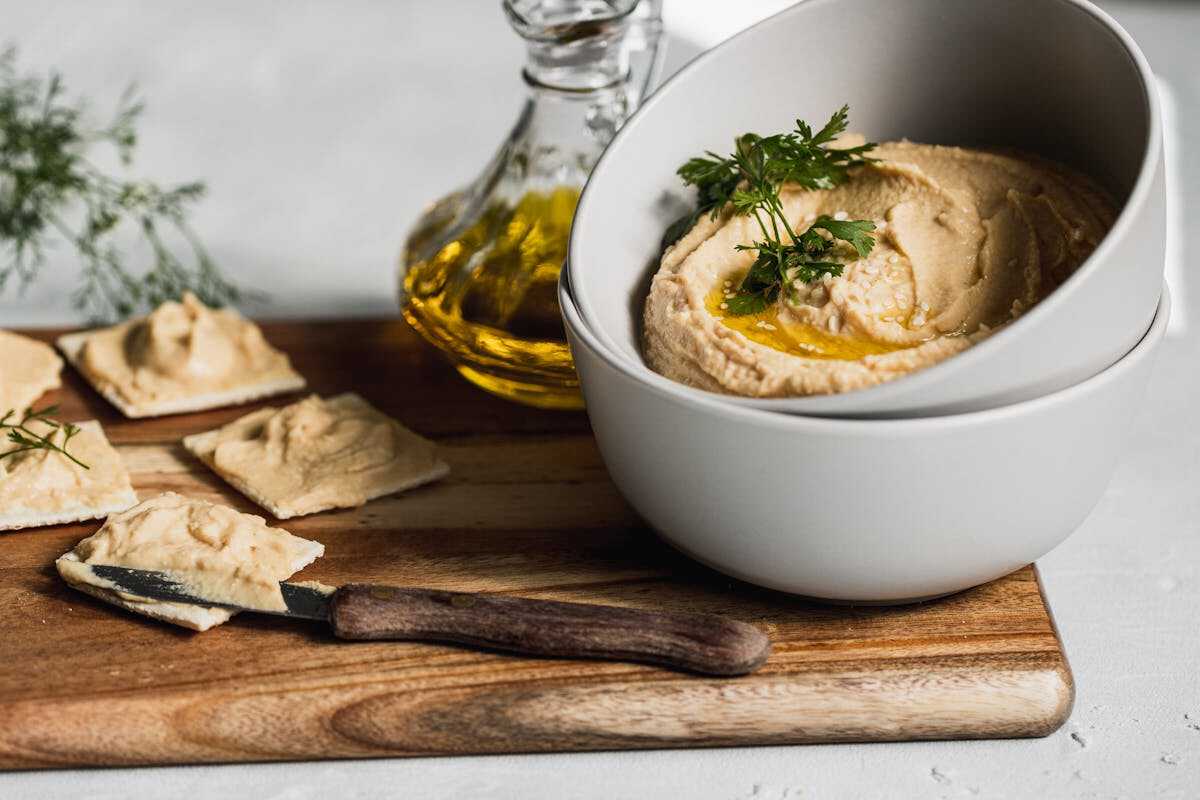 crostini con hummus