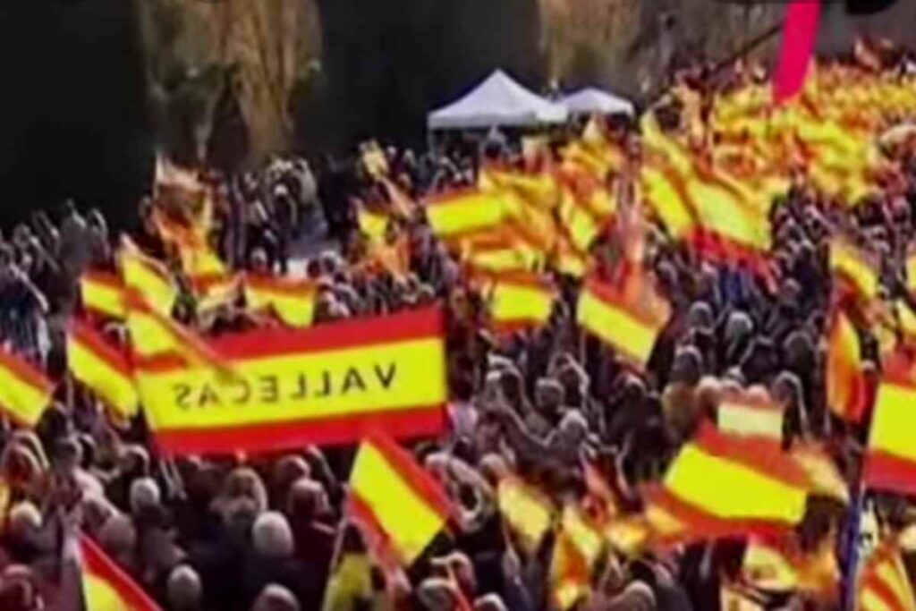 La manifestazione in Spagna contro Pedro Sanchez