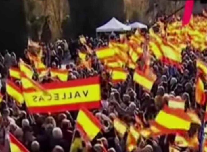 La manifestazione in Spagna contro Pedro Sanchez