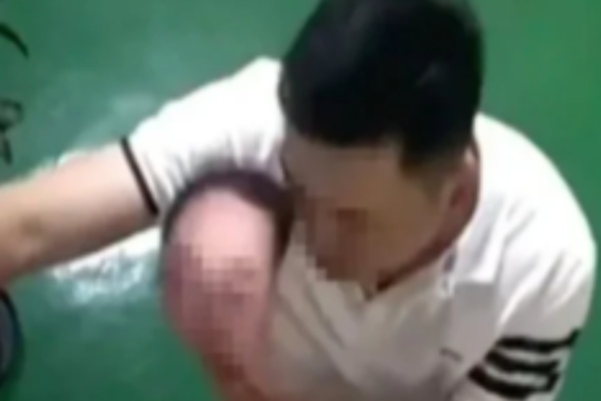 Indossa maschera con il volto del collega per timbrare il cartellino al suo posto