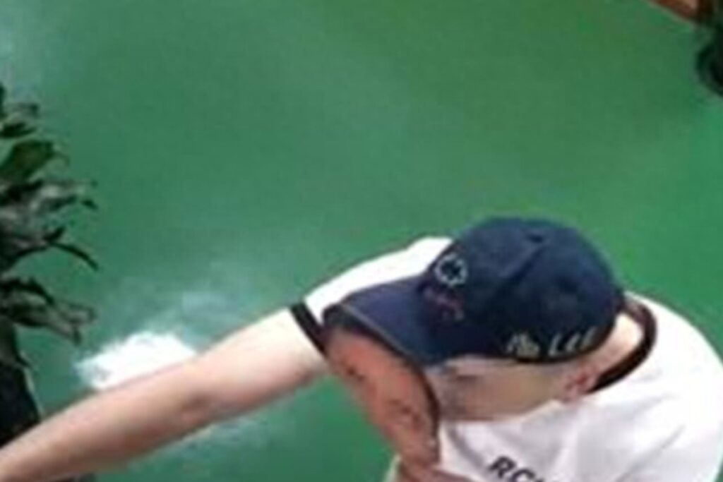 Indossa maschera con il volto del collega per timbrare il cartellino al suo posto