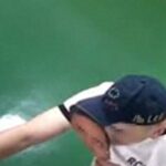 Indossa maschera con il volto del collega per timbrare il cartellino al suo posto