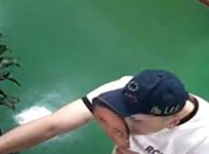 Indossa maschera con il volto del collega per timbrare il cartellino al suo posto