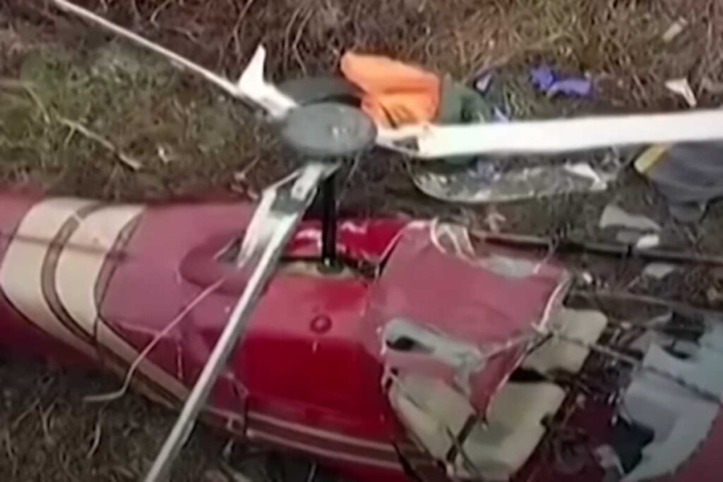 Elicottero distrutto al suolo