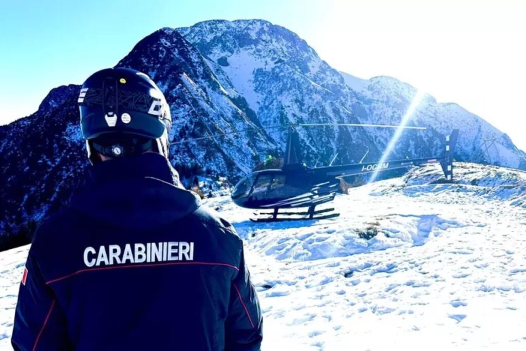 elicottero sulla pista da sci