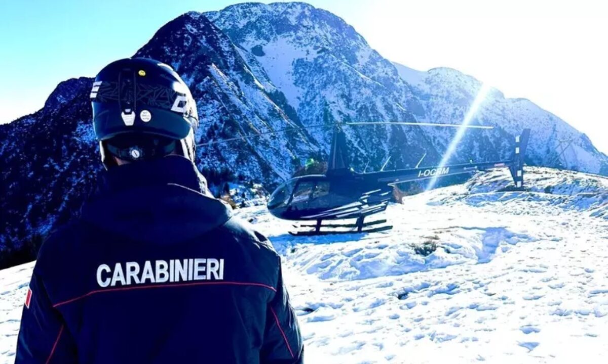 elicottero sulla pista da sci