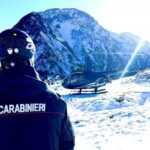 elicottero sulla pista da sci