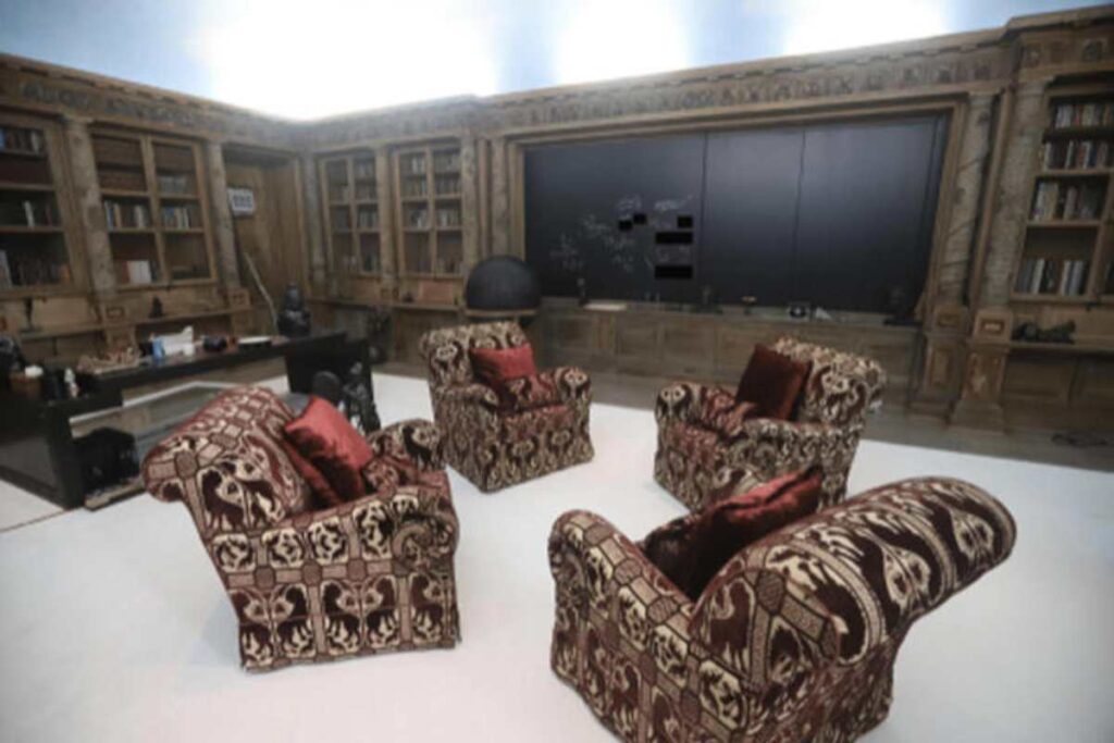 La lavagna con su scritto potere nella villa di Epstein