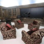 La lavagna con su scritto potere nella villa di Epstein