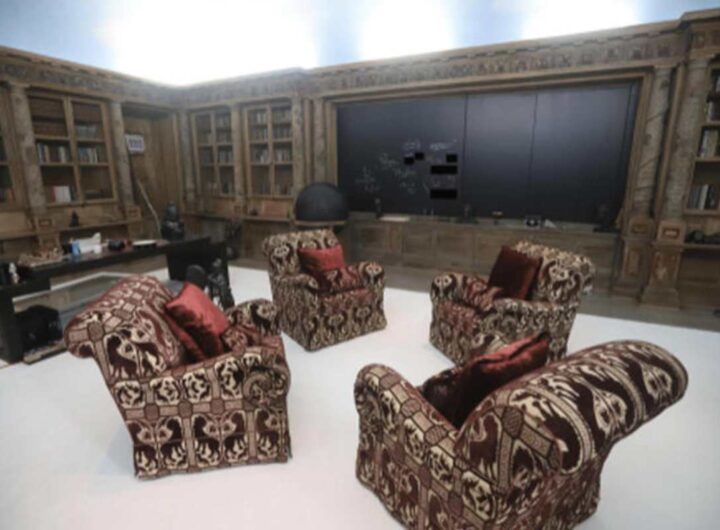 La lavagna con su scritto potere nella villa di Epstein