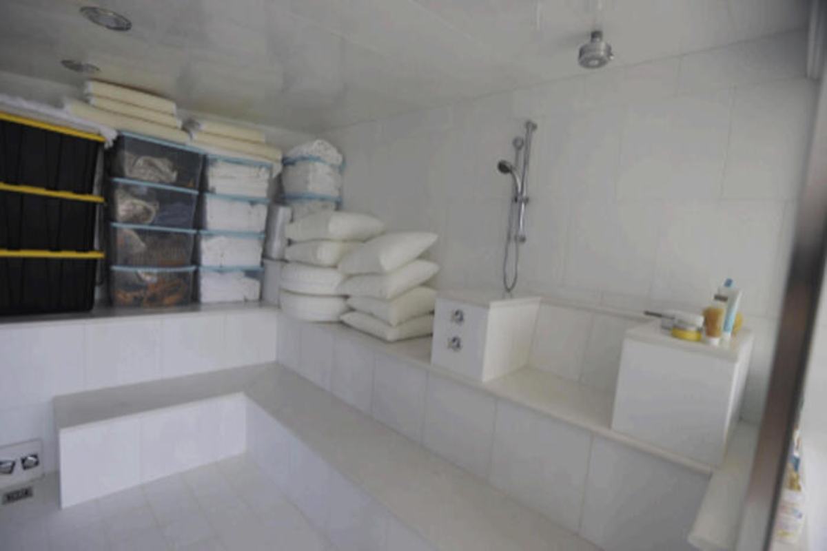 Gli asciugamani piegati nella villa di Epstein