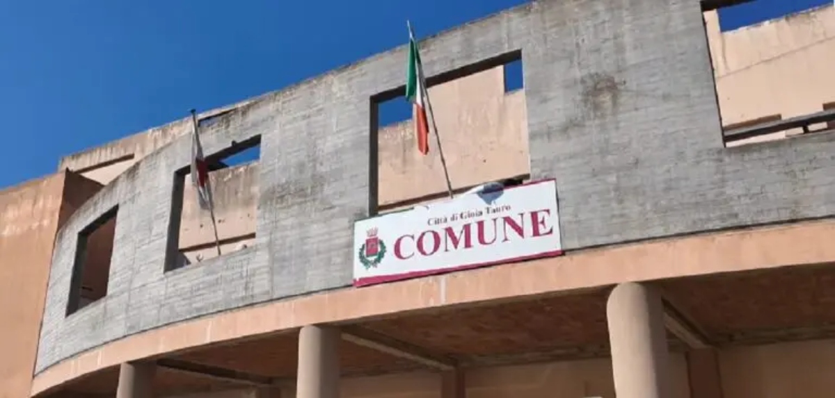 Pomeriggio di follia a Gioia Tauro: disturbato da un cantiere gli dà fucoco, poi passa ad appiccarlo in Comune