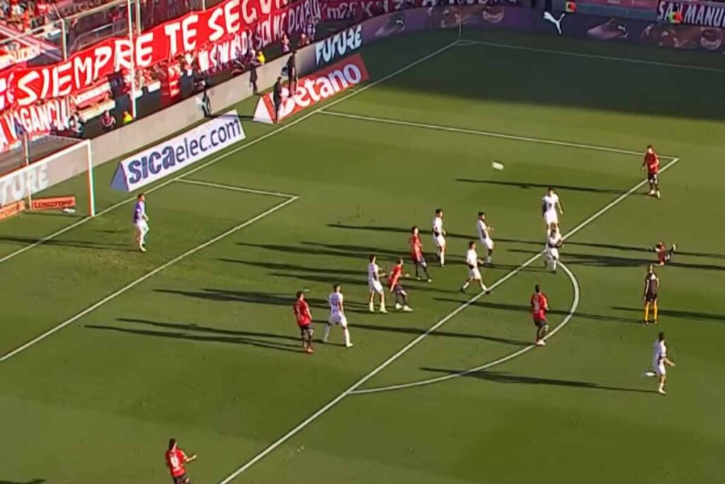 La rovesciata da fuori area di Santiago Montiel