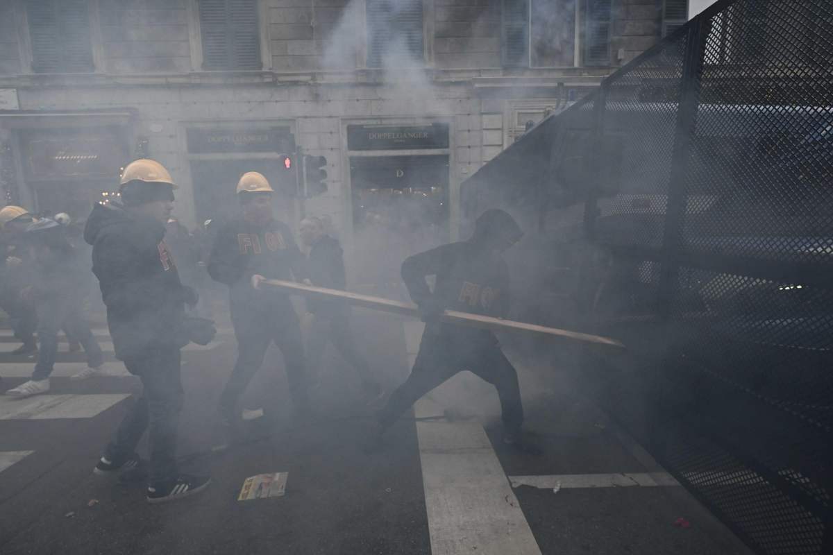 Scontri a Genova tra e Ilva e Polizia 