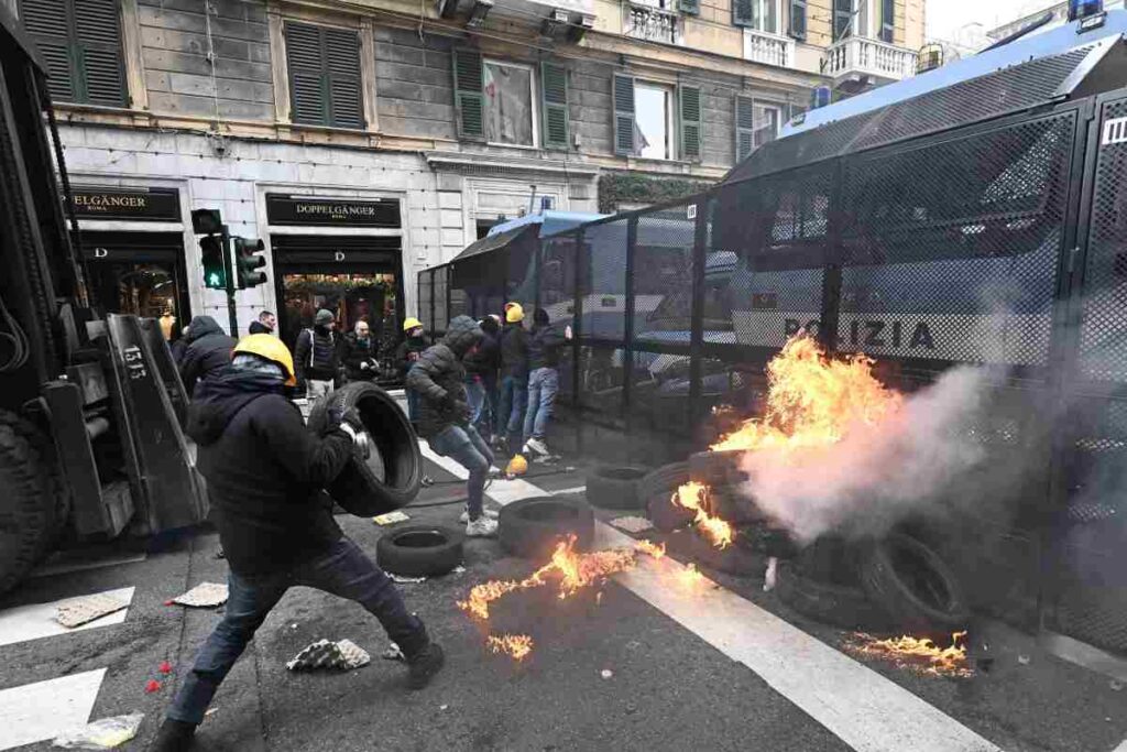 Scontri Genova tra polizia ed operai ex Ilva