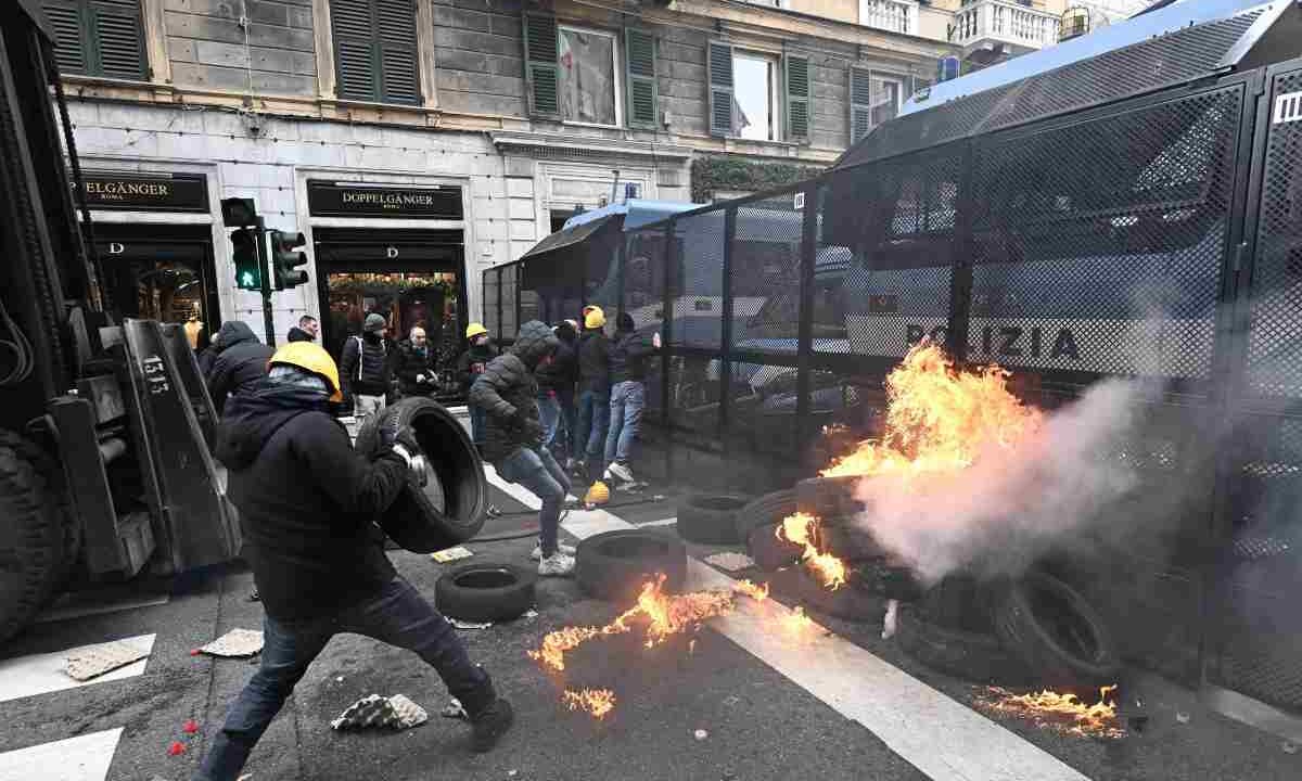 Scontri Genova tra polizia ed operai ex Ilva