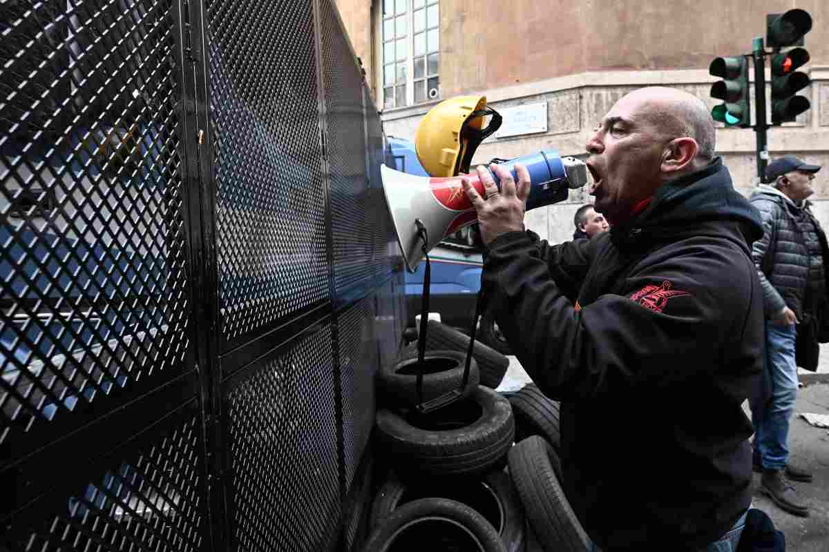 Sindacti Fiom con il megafono a Genova 