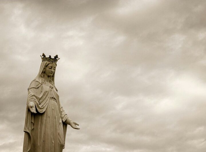 una statua della Madonna