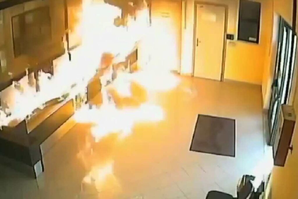 Uomo appicca incendio in Comune