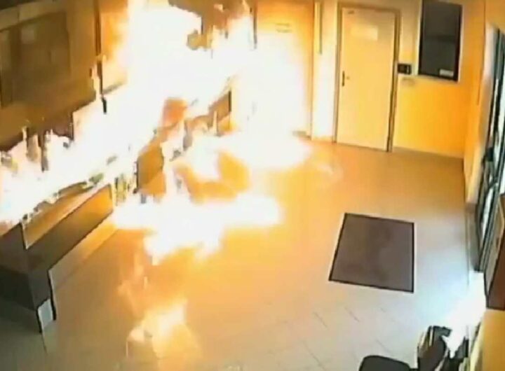 Uomo appicca incendio in Comune