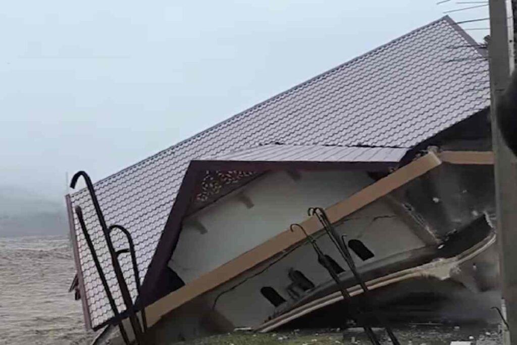 Indonesia, casa distrutta dalla corrente del fiume