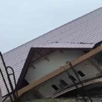 Indonesia, casa distrutta dalla corrente del fiume