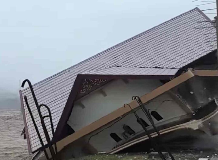 Indonesia, casa distrutta dalla corrente del fiume