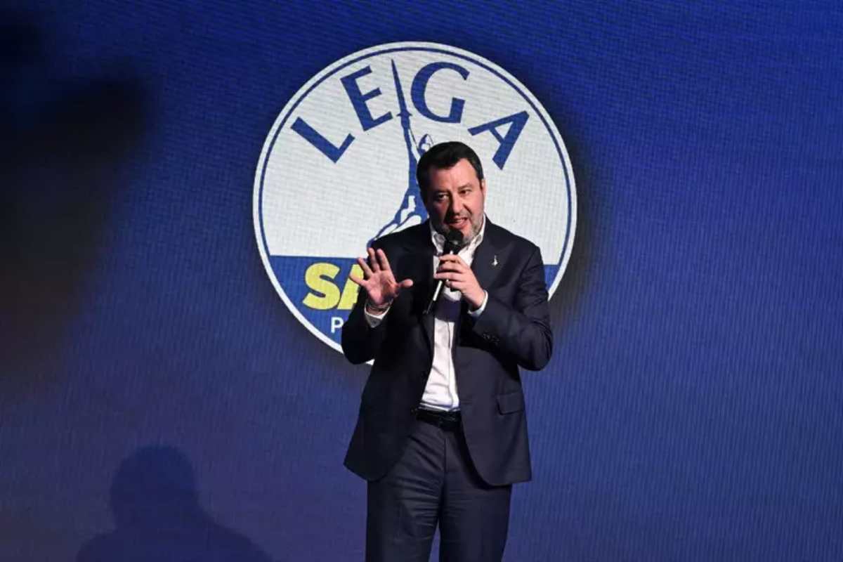 Salvini con il simbolo della Lega 