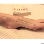 file epstein, citazione da lolita sul piede