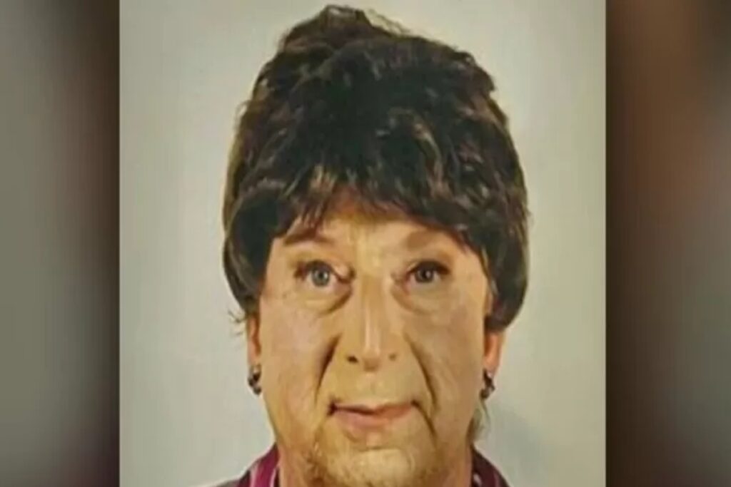 L'uomo che si è travestito da sua madre, morta