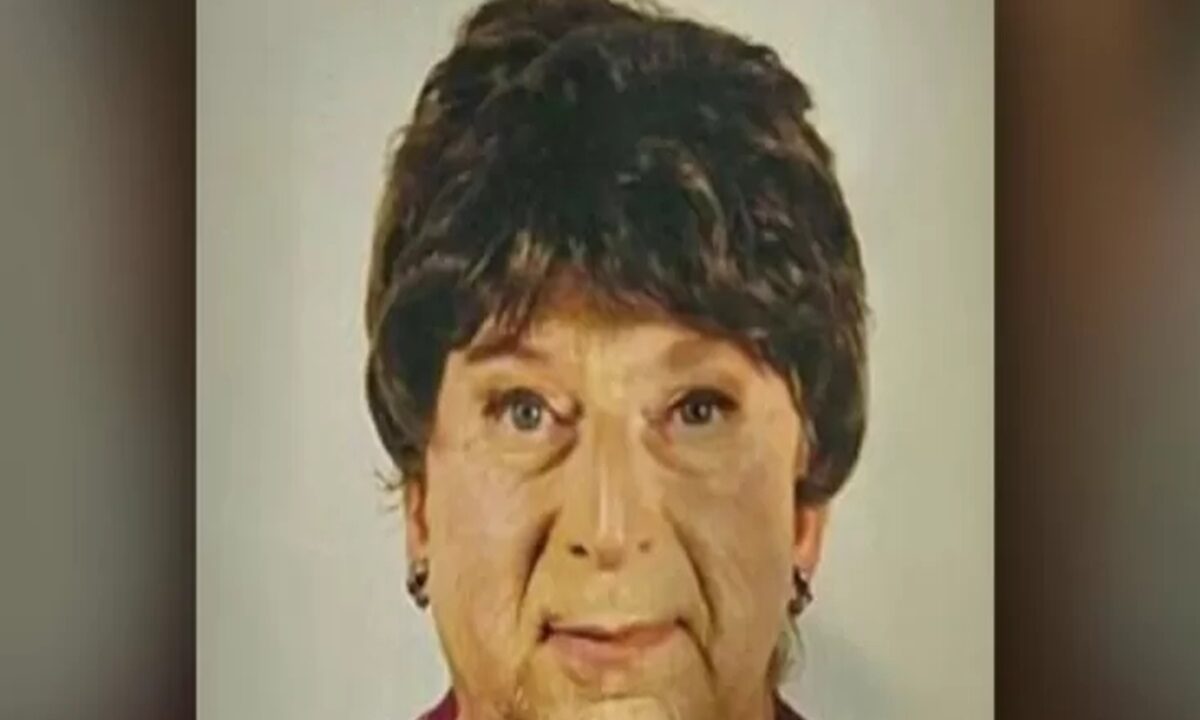 L'uomo che si è travestito da sua madre, morta