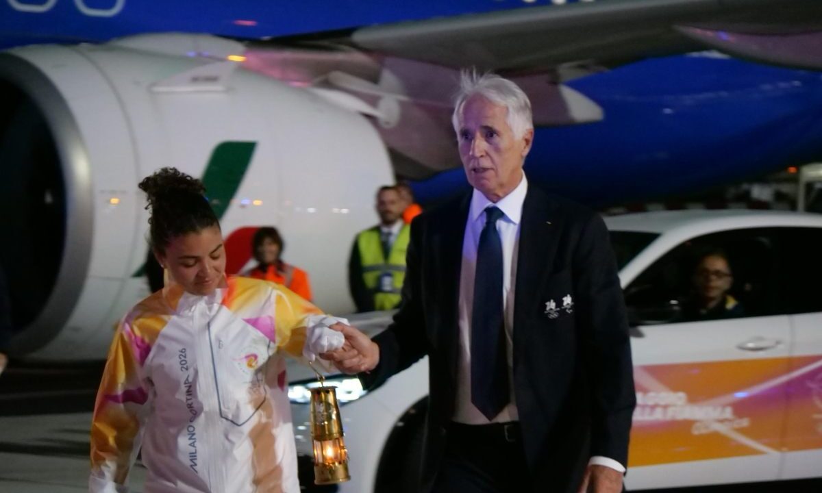 Italia 2025, bilancio a piu facciate: pil resiste, spread ai minimi, fisco ingordo, milioni senza soldi, nella foto malagò e jasmine paolini con la fiamma olimpica