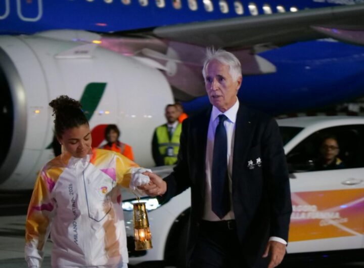 malagò e jasmine paolini con la fiamma olimpica