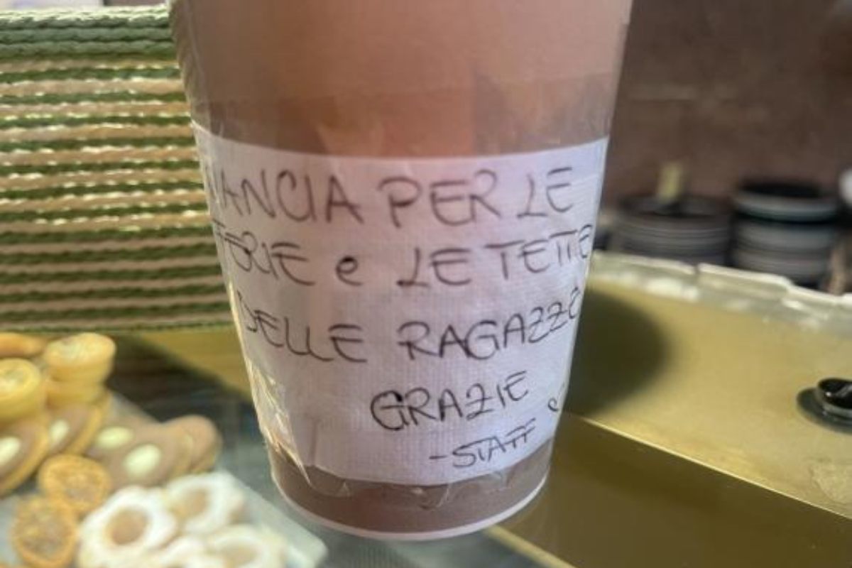 Il cartello sessista nella caffetteria di Padova: “Mancia per le ferie e le tette delle ragazze”