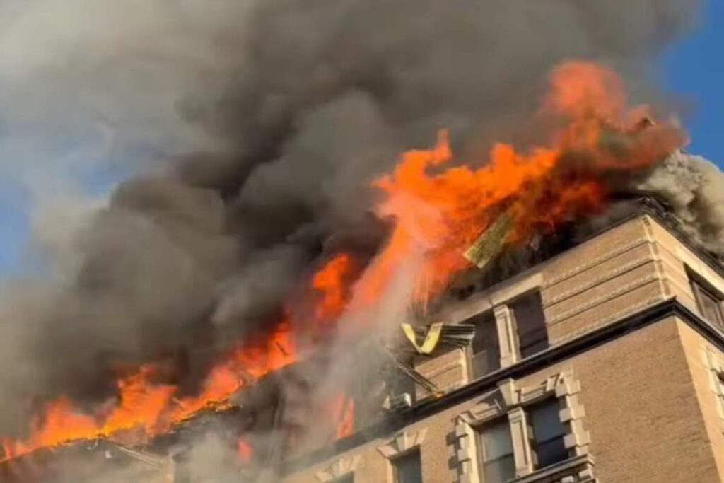 Palazzo in fiamme a Manhattan