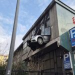 Resta incastrato con l'auto a otto metri di altezza