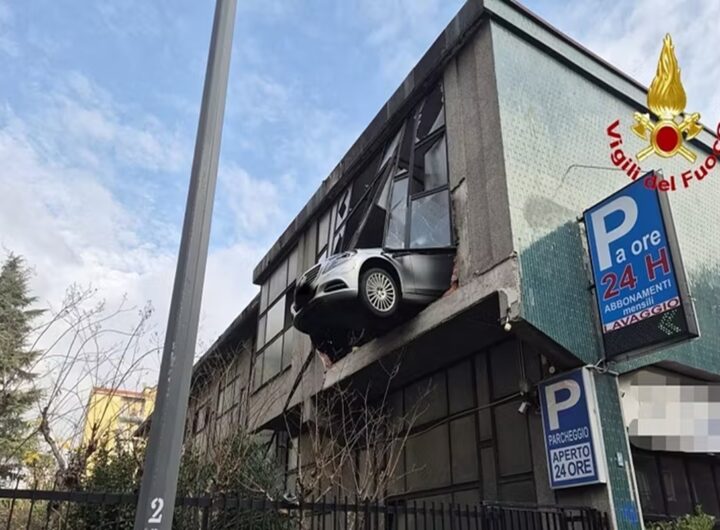 Resta incastrato con l'auto a otto metri di altezza