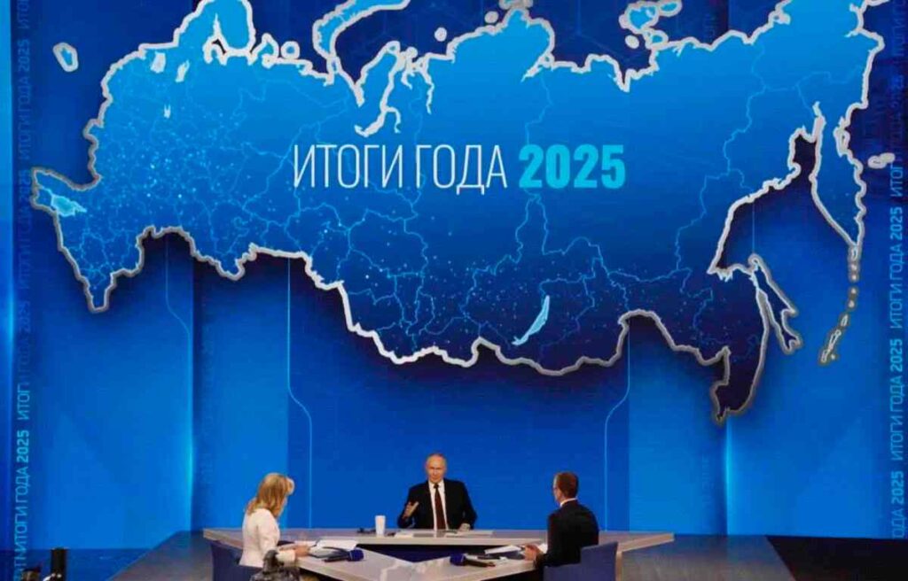 Putin parla, sullo sfondo la mappa della Russia con i cinque territori ucraini annessi