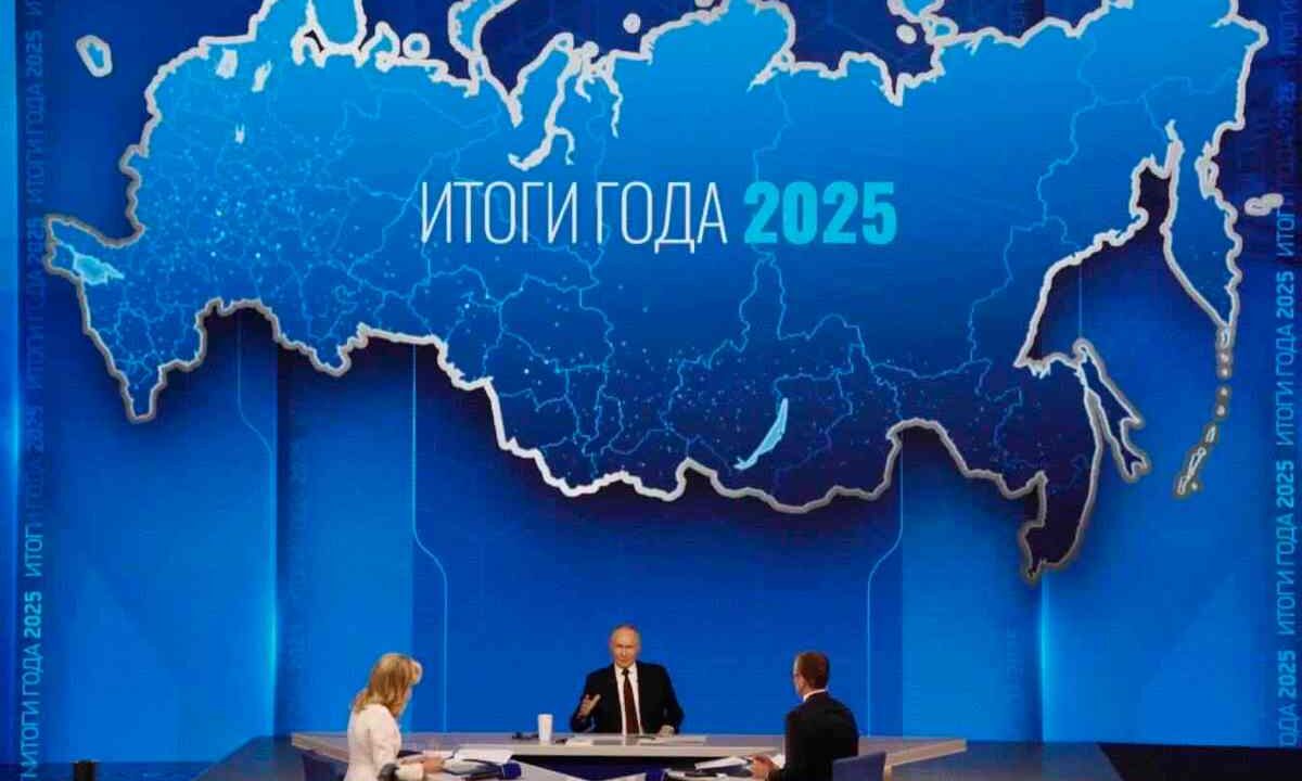 Putin parla, sullo sfondo la mappa della Russia con i cinque territori ucraini annessi
