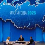 Putin parla, sullo sfondo la mappa della Russia con i cinque territori ucraini annessi